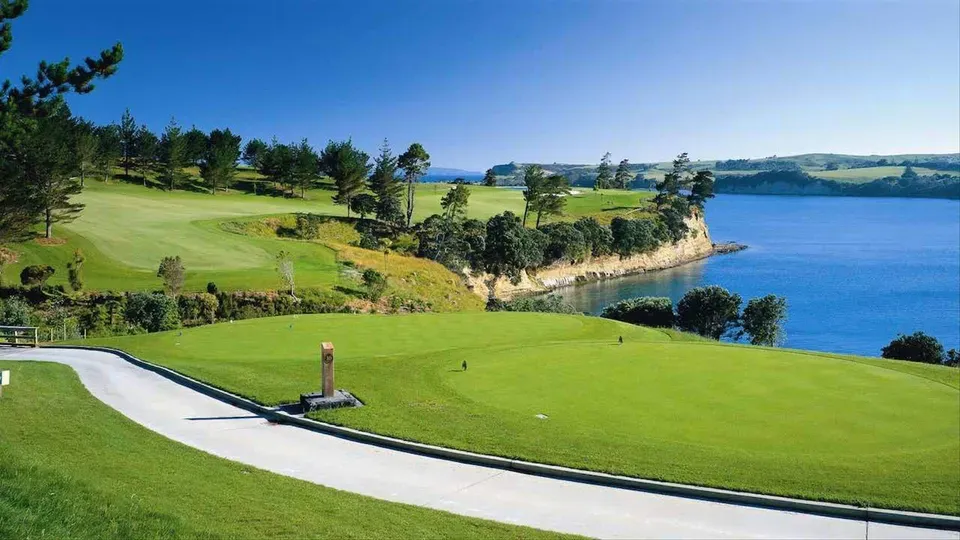 golfing in Auckland
